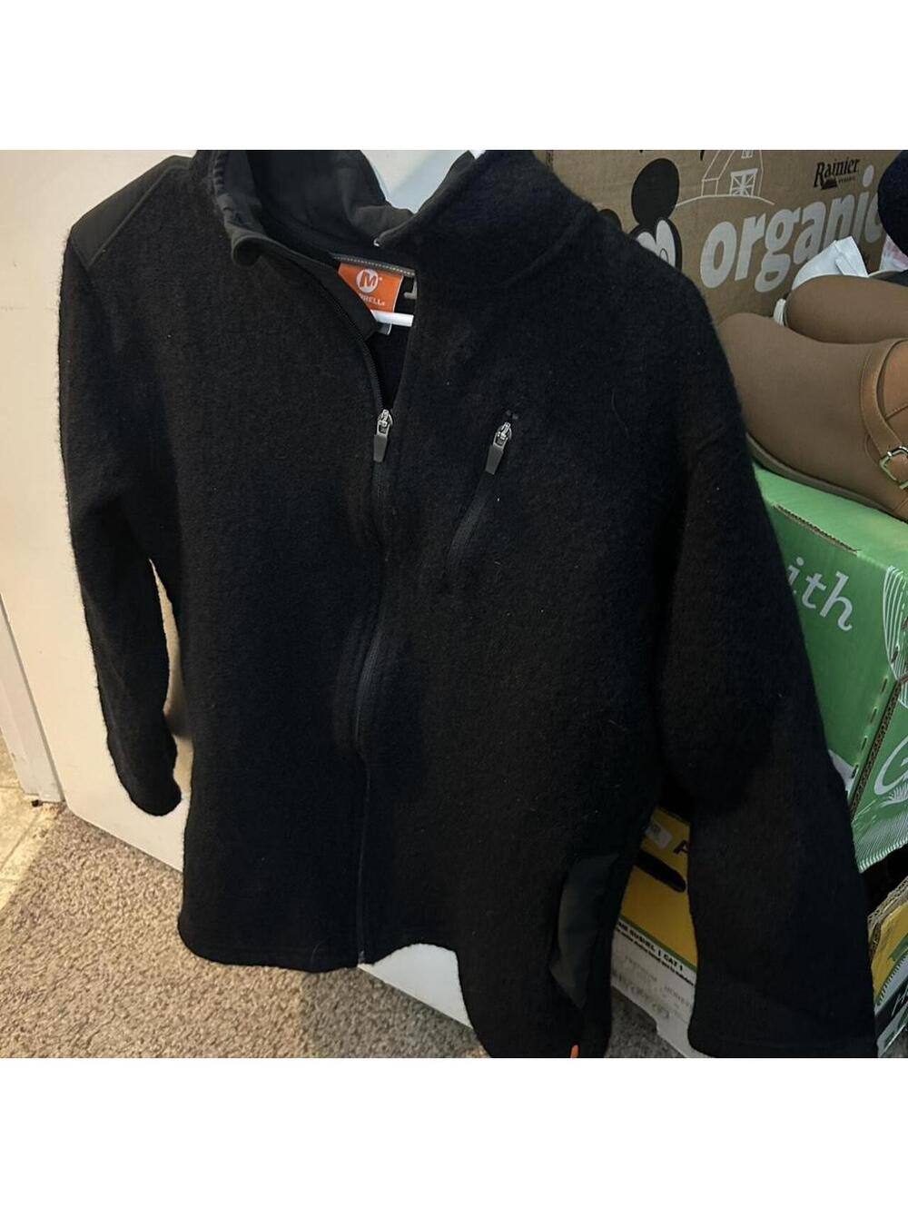 Merrell medium black fleece jacket. size M